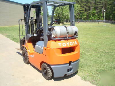 2006 toyota 3,000 lb. pneumatic fork lift forklift 