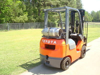 2006 toyota 3,000 lb. pneumatic fork lift forklift 