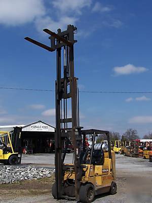 Caterpillar 8000 cap compact boxcar forklift 2004