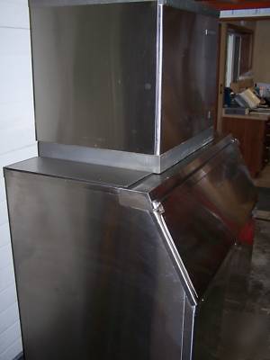 Nice used scotsman CME806 ice machine w/ 900LB. bin