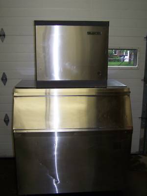 Nice used scotsman CME806 ice machine w/ 900LB. bin