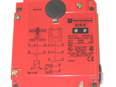 Xcs-E7313 telemecanique safety limit switch 24V w/ key