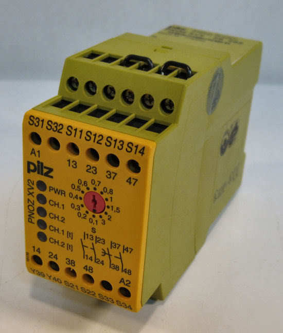 Pilz 24V safety relay pnoz XV2 2S 2SZ 704D